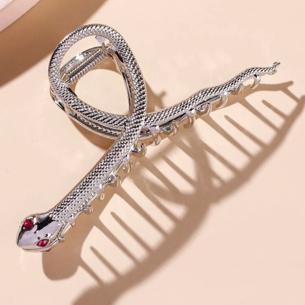 Snake hair claw